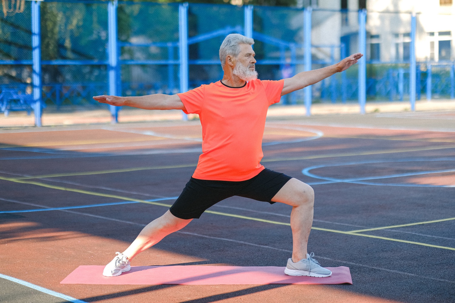6 ejercicios para personas mayores que te ayudarán a mantener la forma física