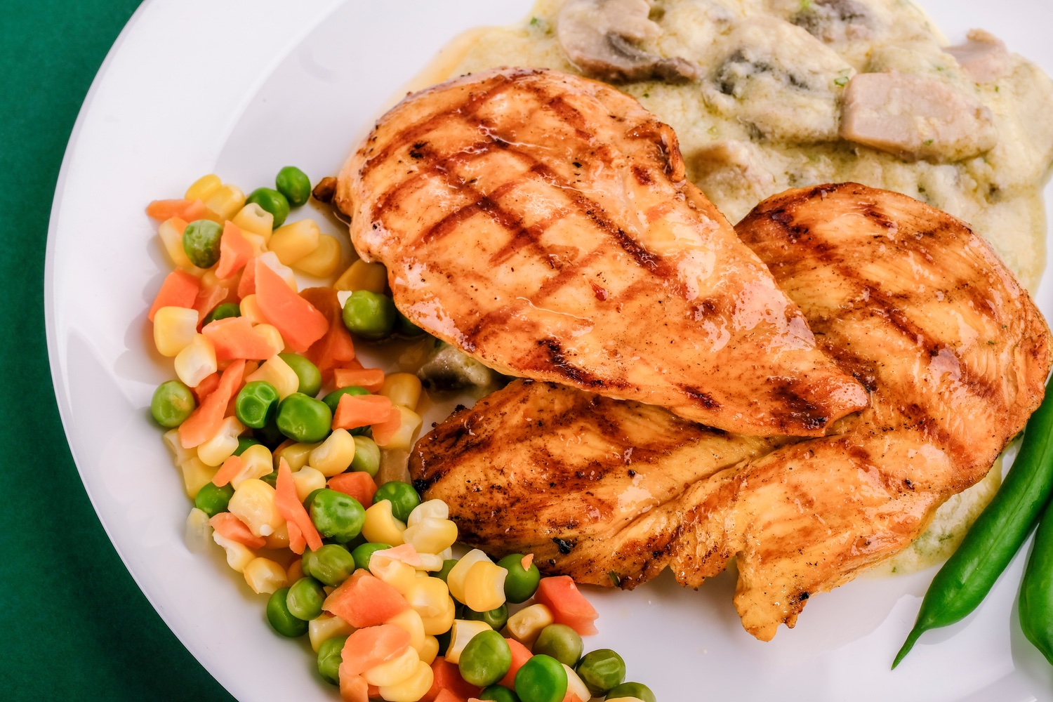 Cena con pollo a la plancha y verduras asadas para diabéticos